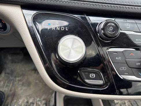 Used 2020 Chrysler Pacifica Limited image 9