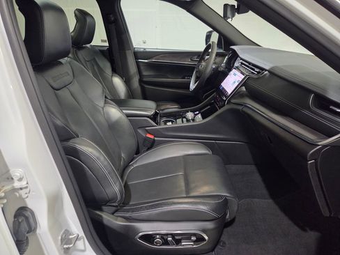 Used 2023 Jeep Grand Cherokee Overland w/ Luxury Tech Group IV AWD/4WD image 15