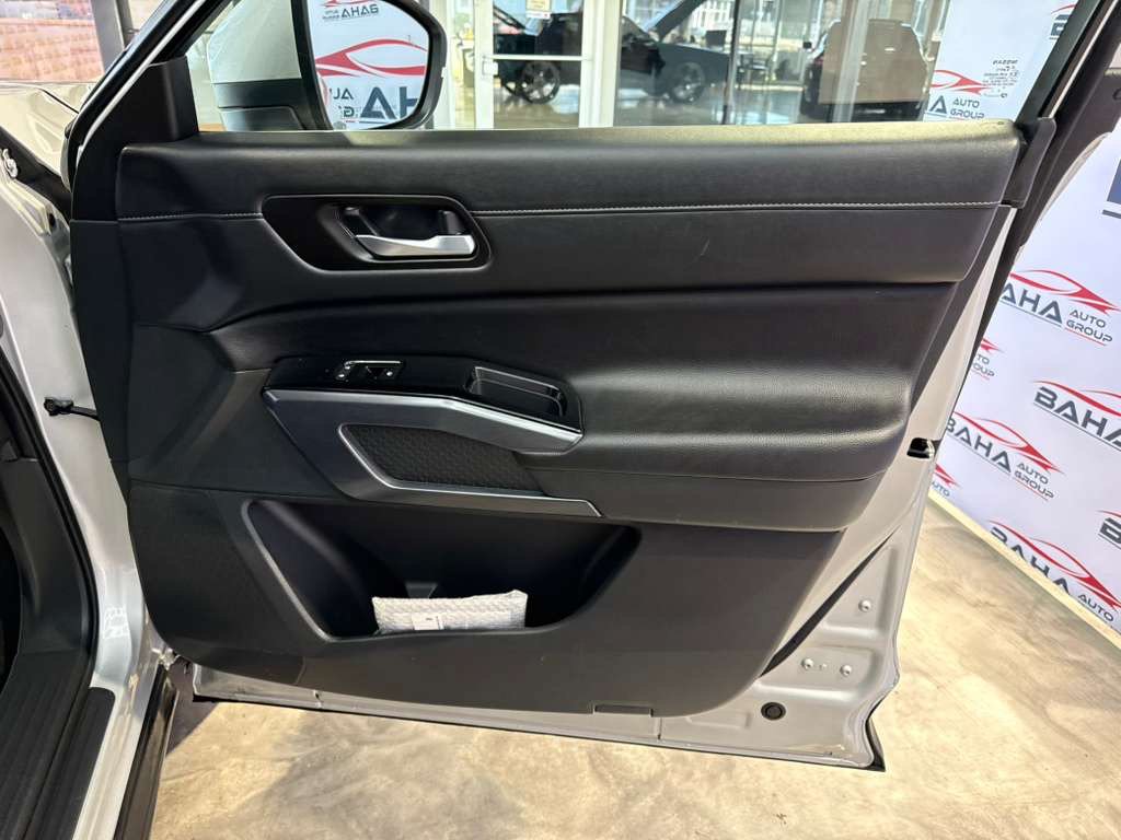 Used 2025 Nissan Pathfinder SL FWD image 47