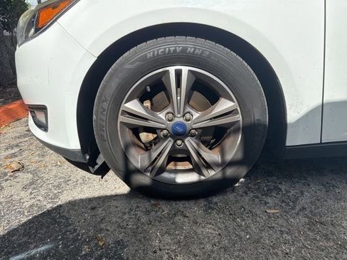 Used 2018 Ford Focus SE w/ SE Appearance Package FWD image 12