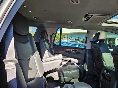 Used 2020 Cadillac Escalade Premium Luxury image 15