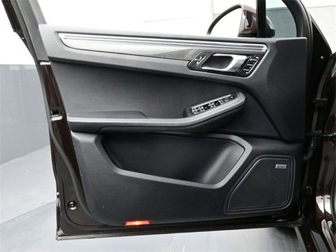 Certified 2022 Porsche Macan image 7