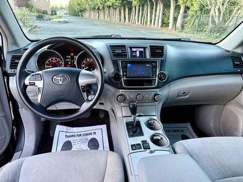 Used 2013 Toyota Highlander 4WD w/ Cold Weather Pkg image 9