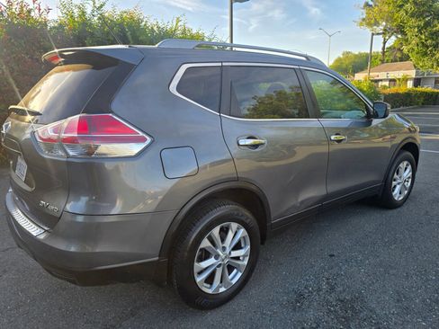 Used 2016 Nissan Rogue SV w/ SV Family Package AWD/4WD image 2