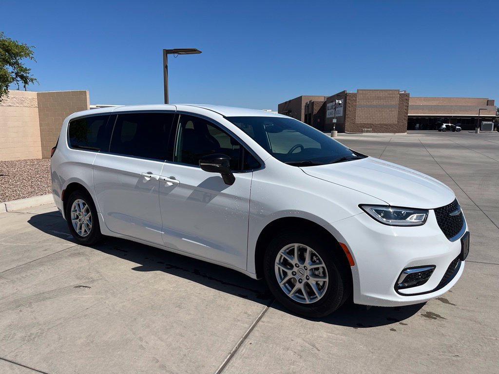 Certified 2025 Chrysler Pacifica Select FWD image 5
