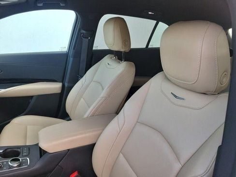 Certified 2024 Cadillac XT4 Luxury w/ Cold Weather Package FWD image 5