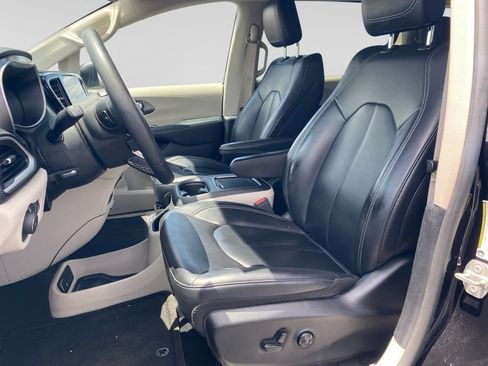 Used 2023 Chrysler Pacifica Touring-L FWD image 21