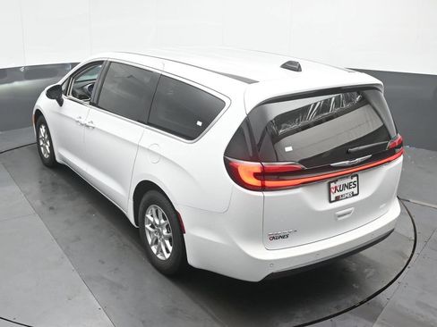 Used 2023 Chrysler Pacifica Touring-L FWD image 39