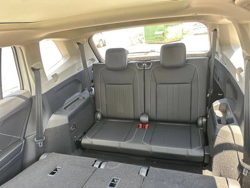 Used 2023 Volkswagen Tiguan SE w/ Panoramic Sunroof Package FWD image 18
