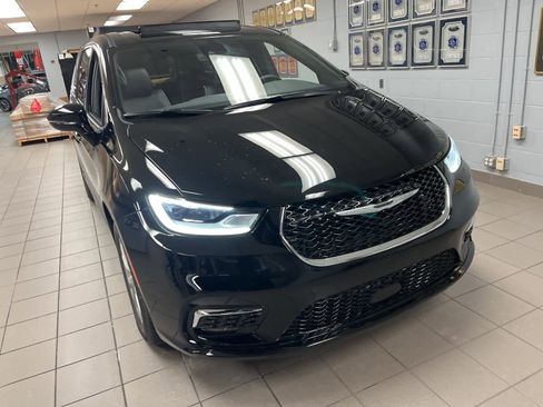 Used 2026 Chrysler Pacifica Limited image 22