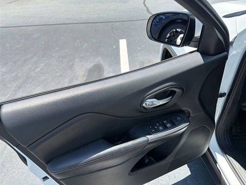 Used 2017 Jeep Cherokee Latitude w/ Safety/Convenience Group FWD image 9