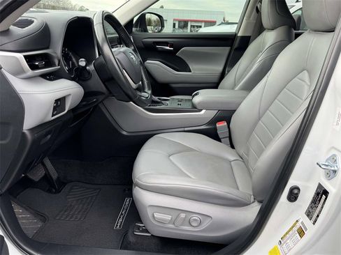 Used 2024 Toyota Highlander XLE image 21