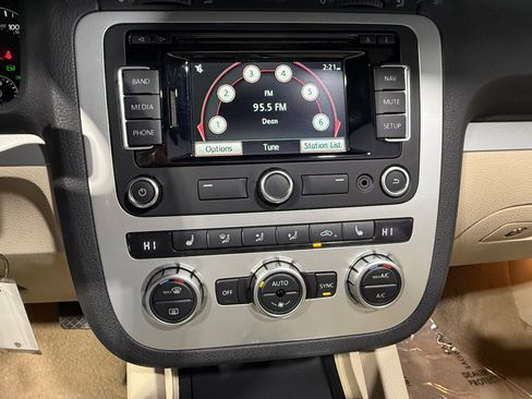 Used 2014 Volkswagen Eos Komfort FWD image 33