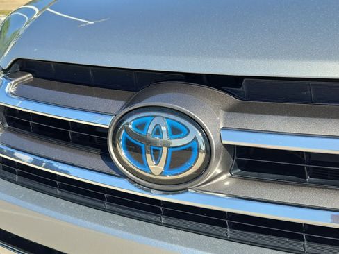 Used 2018 Toyota Highlander Limited Platinum AWD/4WD image 11