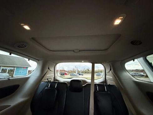 Used 2018 Chrysler Pacifica Limited image 32