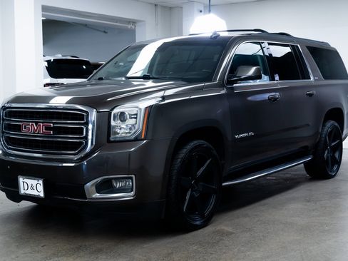 Used 2019 GMC Yukon XL SLT image 3