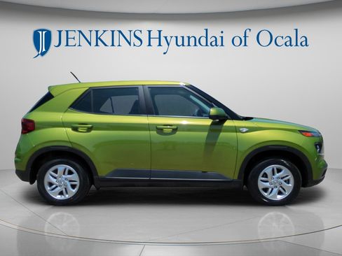 Certified 2023 Hyundai Venue SE FWD image 2