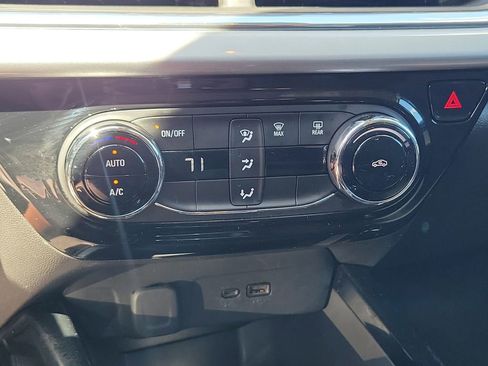 Used 2025 Chevrolet Trax LT FWD image 31