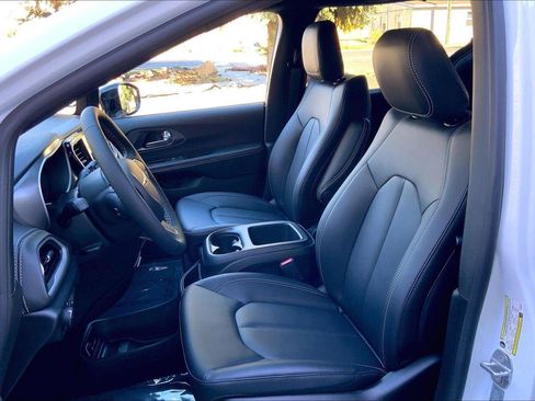 New 2026 Chrysler Pacifica Select image 9