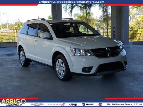 Used 2019 Dodge Journey SE FWD image 1