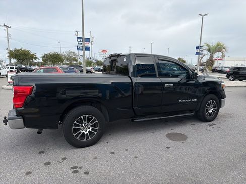 Used 2019 Nissan Titan SV image 4