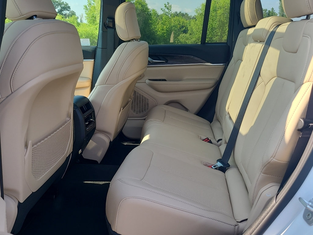 New 2026 Jeep Grand Cherokee Limited w/ Luxury Tech Group II AWD/4WD image 36