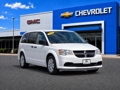 Used 2019 Dodge Grand Caravan SE w/ UConnect Hands-Free Group