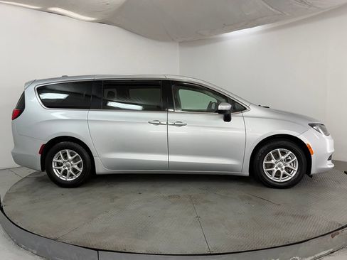 Used 2022 Chrysler Voyager LX FWD image 5