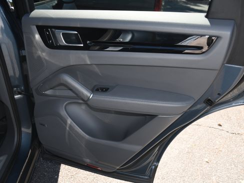 Used 2019 Porsche Cayenne image 23