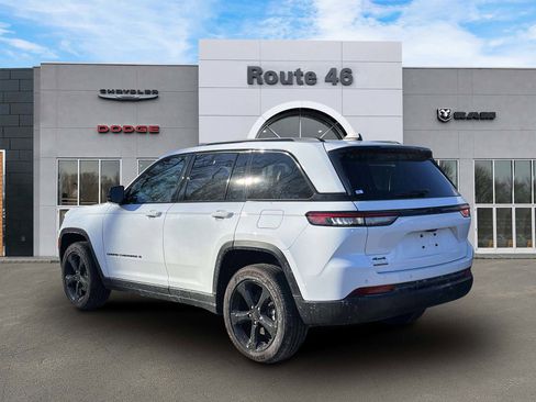 Used 2024 Jeep Grand Cherokee Altitude image 4