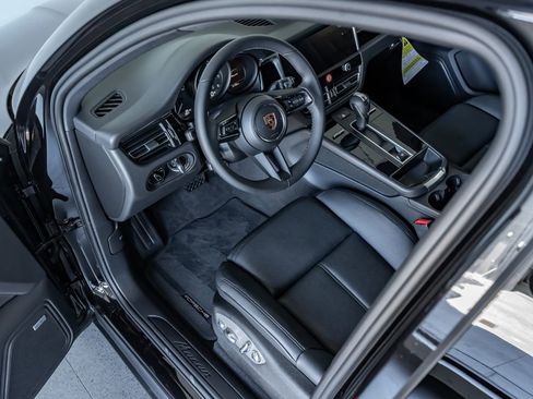New 2026 Porsche Macan AWD/4WD image 4