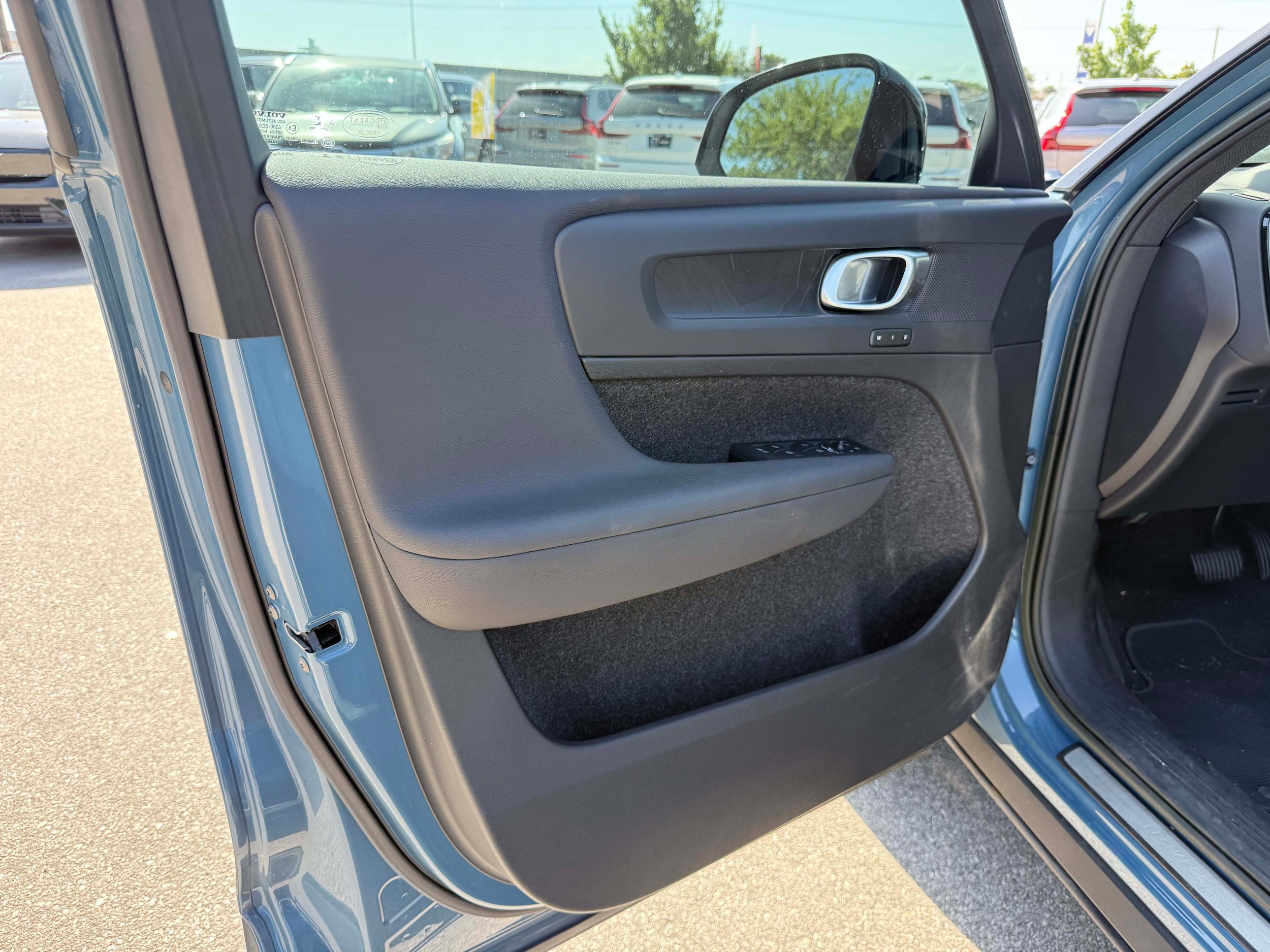 Certified 2023 Volvo XC40 Recharge Core AWD/4WD image 9