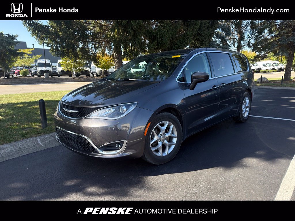 Used 2017 Chrysler Pacifica Touring Plus w/ Tire & Wheel Group FWD image 1