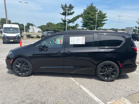 Used 2025 Chrysler Pacifica Limited FWD image 5