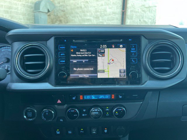 Used 2016 Toyota Tacoma TRD Off-Road w/ Premium & Technology Package AWD/4WD image 17