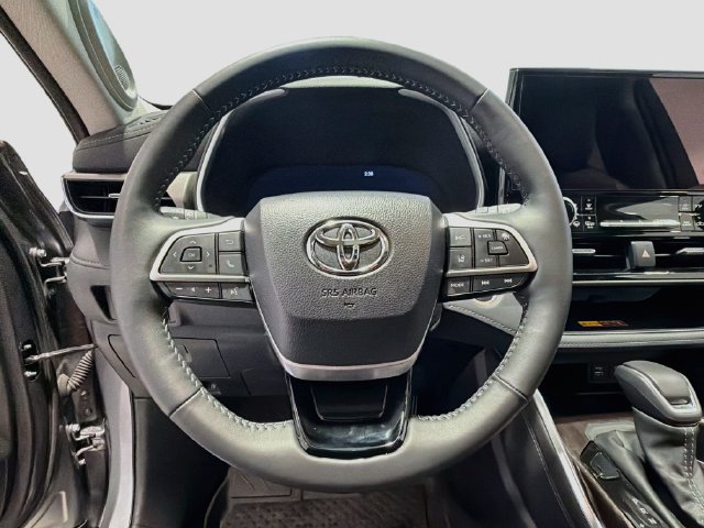 Used 2026 Toyota Highlander Limited AWD/4WD image 9