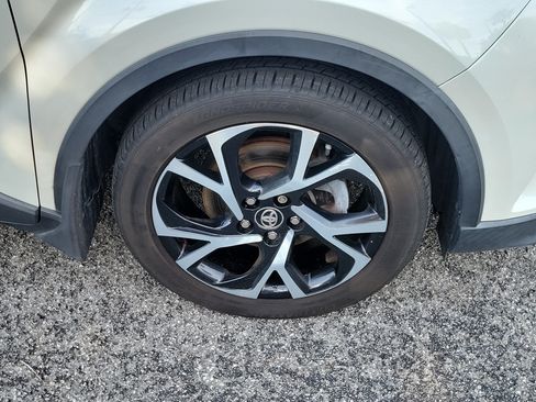 Used 2018 Toyota C-HR XLE FWD image 40