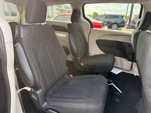 Used 2017 Chrysler Pacifica LX FWD image 7