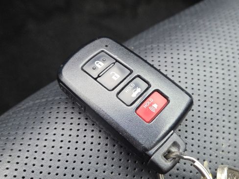 Used 2016 Toyota Avalon Limited image 34