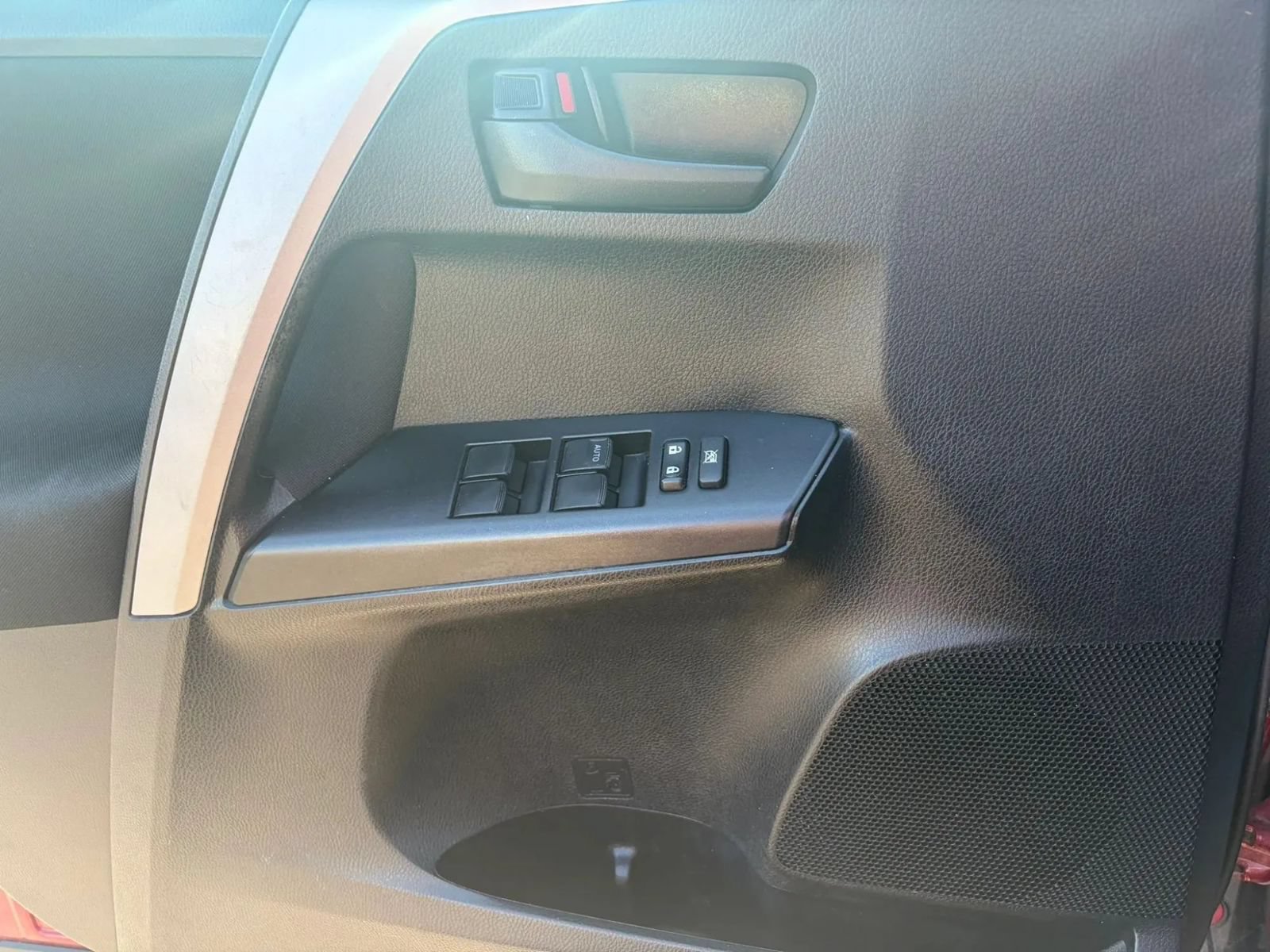 Used 2018 Toyota RAV4 LE FWD image 21