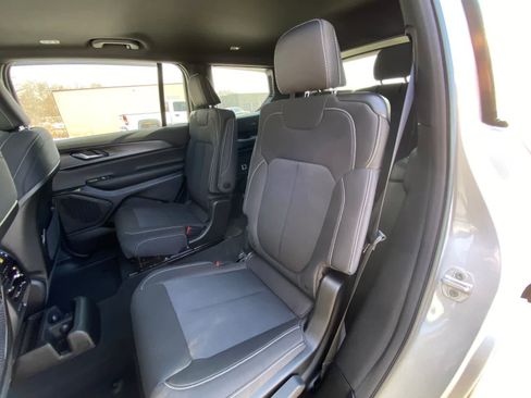 Used 2025 Jeep Grand Cherokee L Laredo image 16