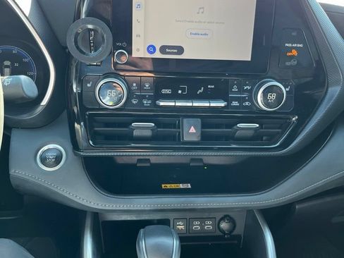 Used 2025 Toyota Highlander XSE AWD/4WD image 11