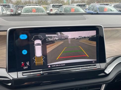 Used 2025 Volkswagen Atlas SE image 19