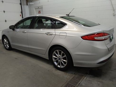 Used 2017 Ford Fusion SE w/ Fusion SE Technology Package image 3