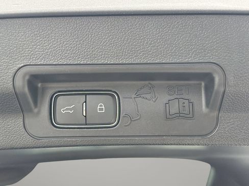 Certified 2022 Ford Explorer XLT w/ Equipment Group 202A RWD image 9