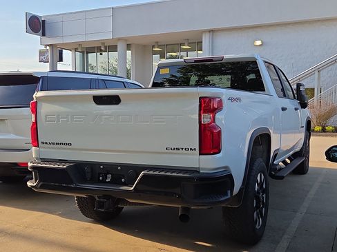 Used 2020 Chevrolet Silverado 2500 Custom w/ Custom Value Package image 4