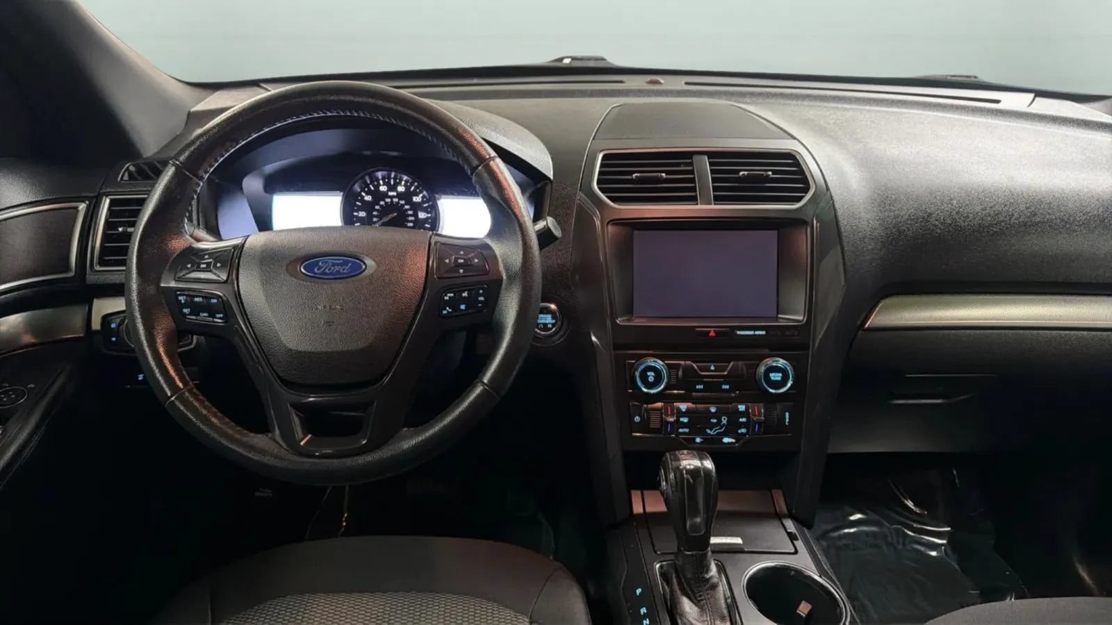 Used 2018 Ford Explorer XLT w/ Equipment Group 201A FWD image 10