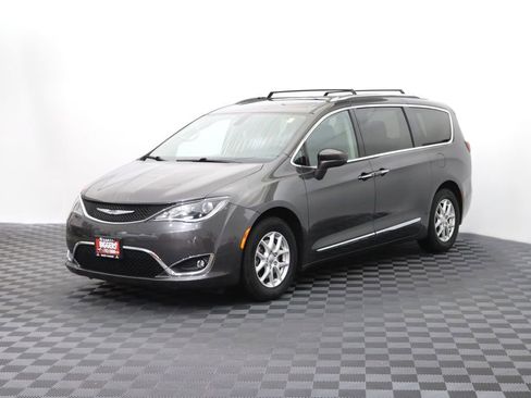 Used 2020 Chrysler Pacifica Touring-L FWD image 3