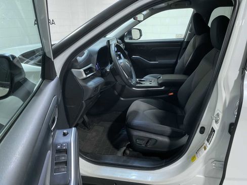 Used 2023 Toyota Highlander LE FWD image 2