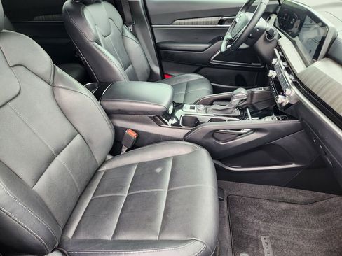 Used 2025 Kia Telluride EX w/ EX Captain's Chair Package image 14